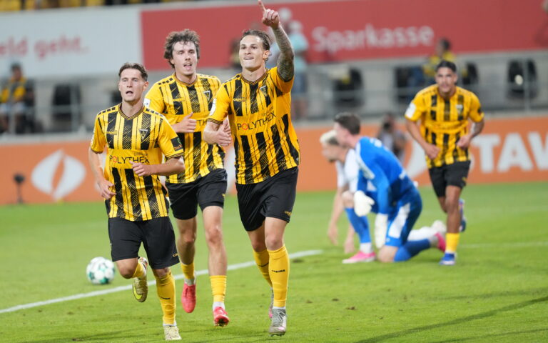 Spieler der Alemannia laufen jubelnd über das Spielfeld
